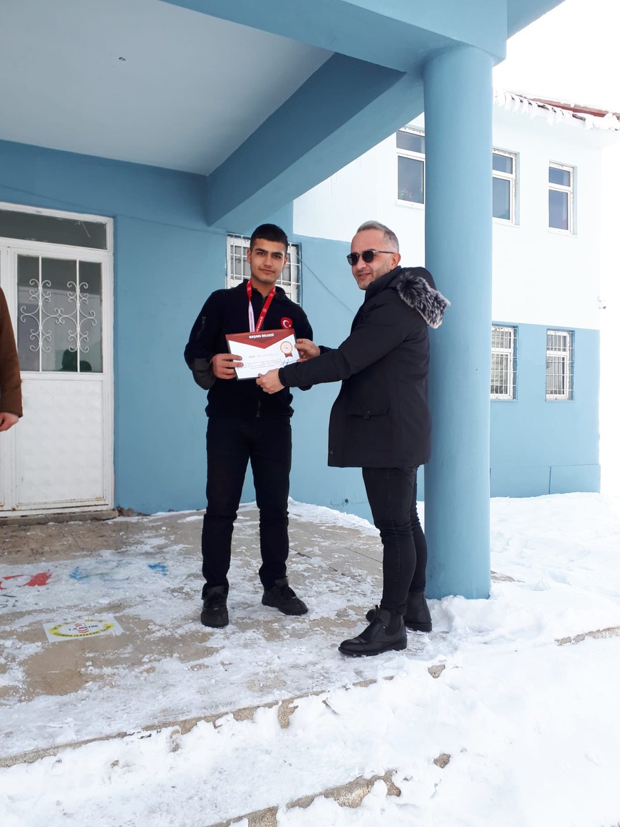 CanikCpal's tweet photo. Zorluklardan geçen başarı öyküsü... Okulumuz öğrencilerden Kaan Arda Genç, Güreş Serbest Stil Gençler B kategorisinde Van İl Birincisi olmuştur. Kısıtlı imkanlarla müsabakalara hazırlanan öğrencilerimiz spor salonu olmadığı için hazırlık süreçlerini okul kütüphanesinde yaptılar. https://t.co/t7q6Gw7aKF