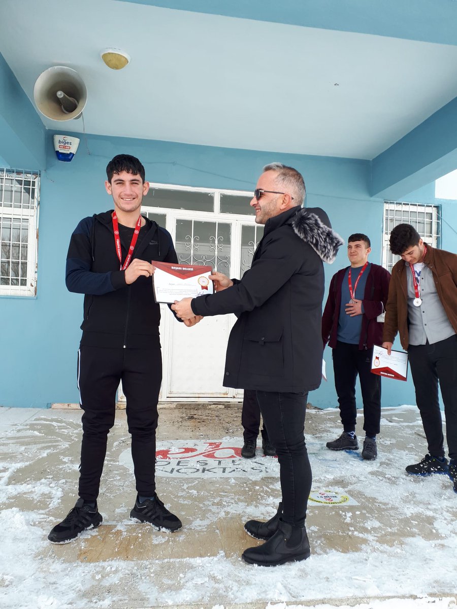CanikCpal's tweet photo. Zorluklardan geçen başarı öyküsü... Okulumuz öğrencilerden Kaan Arda Genç, Güreş Serbest Stil Gençler B kategorisinde Van İl Birincisi olmuştur. Kısıtlı imkanlarla müsabakalara hazırlanan öğrencilerimiz spor salonu olmadığı için hazırlık süreçlerini okul kütüphanesinde yaptılar. https://t.co/t7q6Gw7aKF
