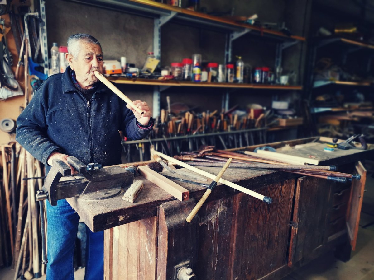 LauraGrojas_ed's tweet photo. Joselito ha sido hoy el protagonista de este #Atlasdelopequeño de viernes, porque es el único de toda la provincia de Zamora que sabe hacer flautas pastoriles como las de antes, y porque es más majico que las pesetas #edirecto #villadepera https://t.co/n32JvJ8pOs