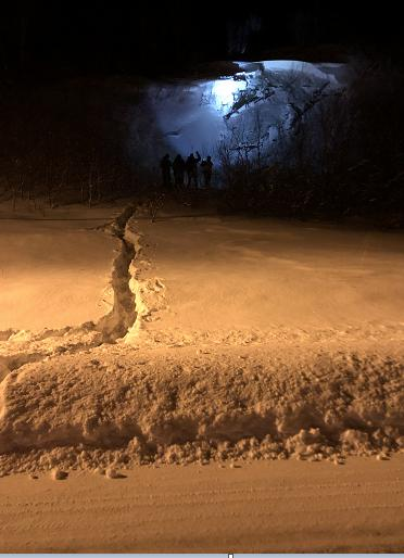 politifinnmark's tweet photo. Politiet advarer sterkt mot å bevege seg i snørike områder hvor det har vært mye vind. Vinden kan flytte på snøen og gjøre at underlaget ikke tåler belastningen og utløse skred. Her er bilde fra den dramatiske situasjonen i dag hvor en gutt ble tatt av skredet men reddet ut. https://t.co/bkdEF2vsh3