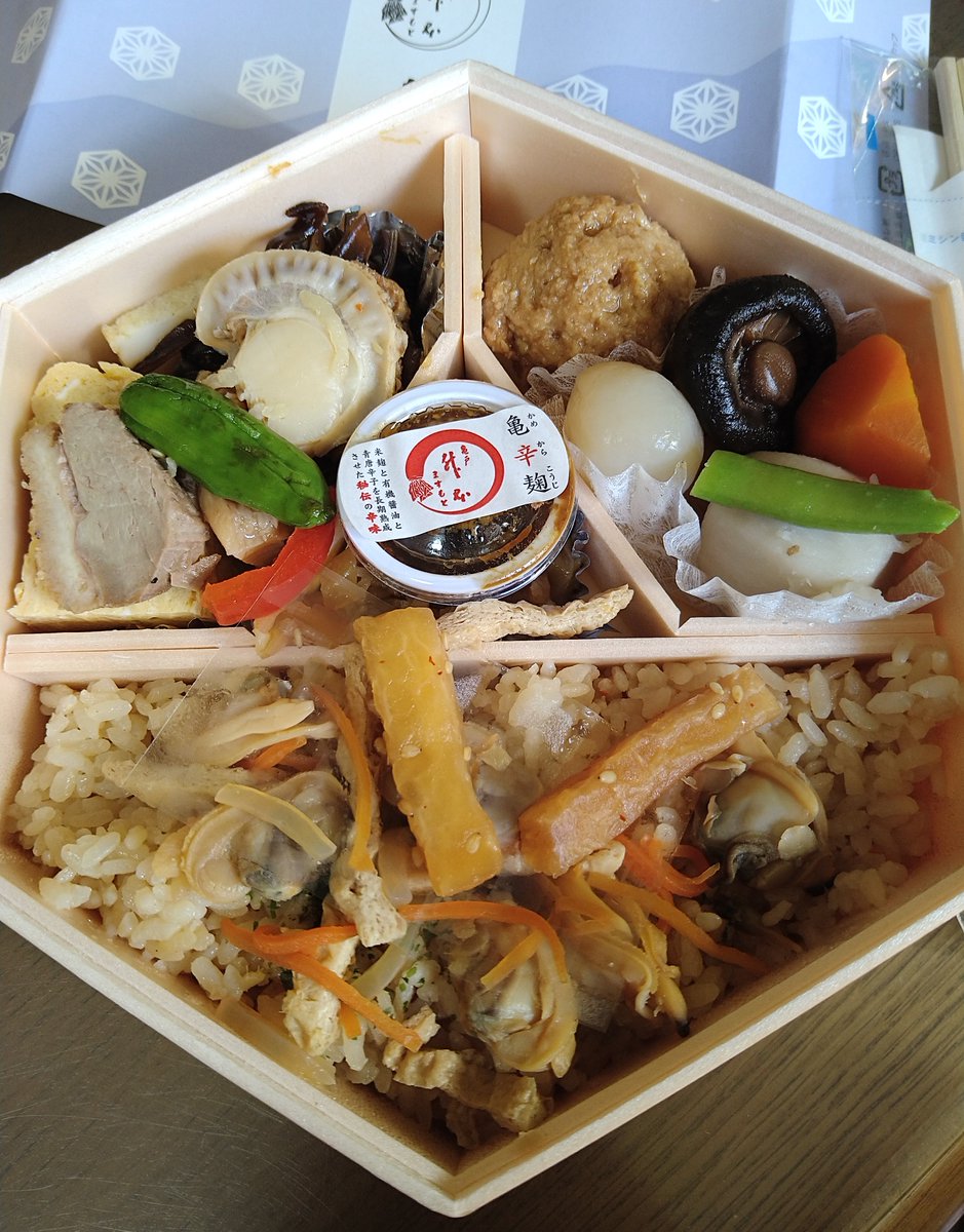 すみだ川あさり飯 帝釈天参道で升本の弁当が買えるのは有難い。 正月なのでどうかと心配したが目的の弁当は扱っていて良かった。 浅利飯他多彩な品々も酒の肴にピタリ。亀辛麹が必須アイテム。 久々に本