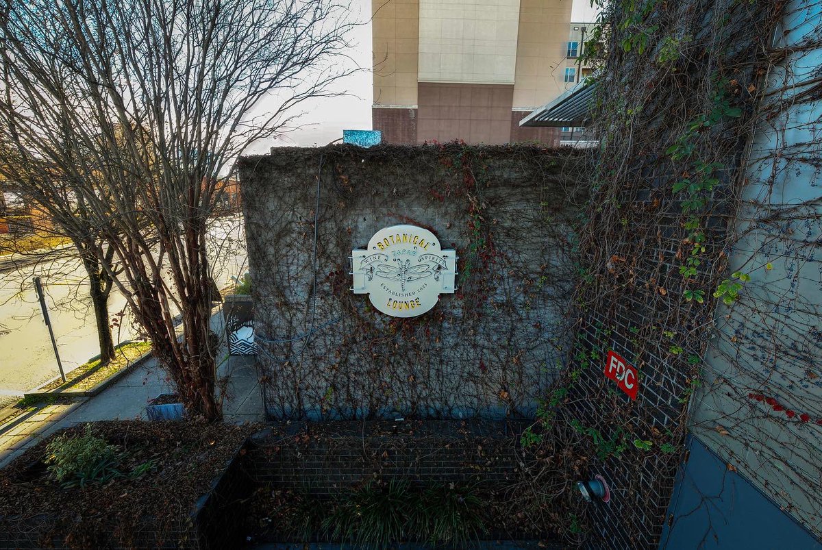 BOSdigital's tweet image. 👉 'New Year, New Spots' on Glenwood South: Botanical Lounge 🌱🍹👀 Check out one of Glenwood's newest spots for small bites and drinks! Botanical is equipped for any social affair with craft cocktails, a full champagne bar, tapas, and an indoor/outdoor lounge. 🥂