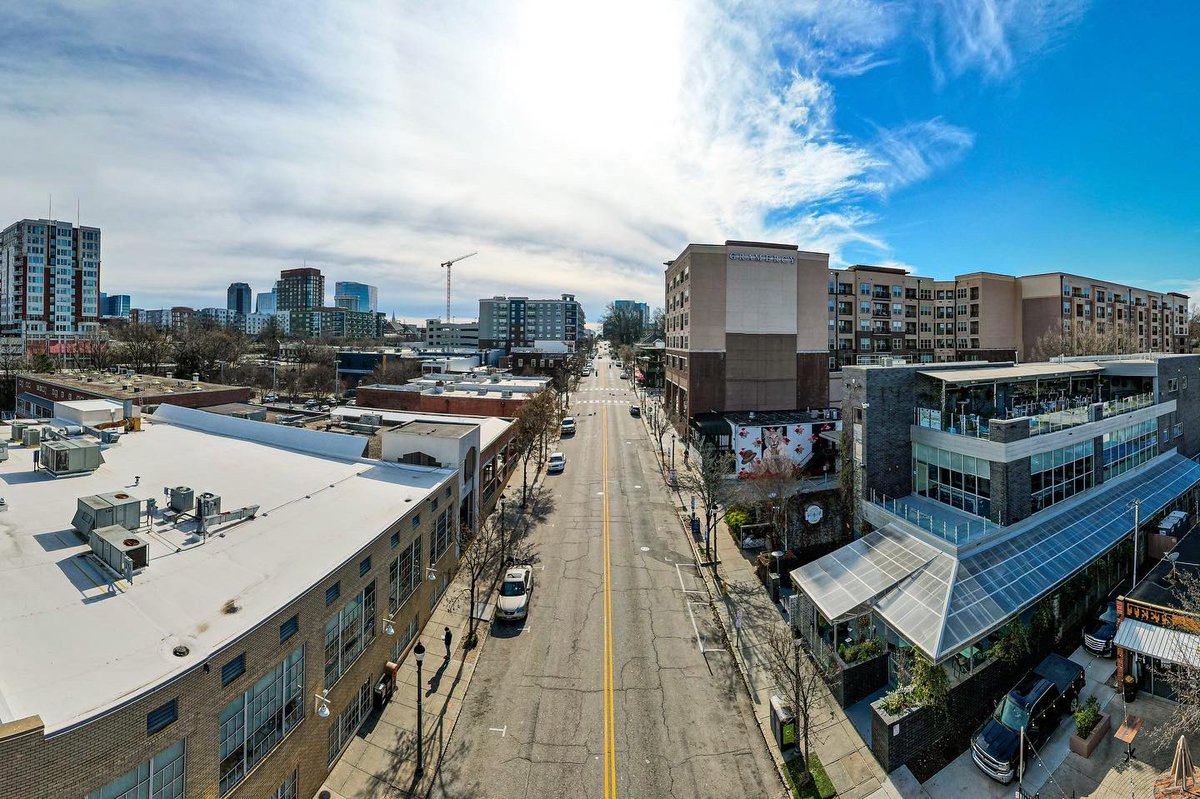 BOSdigital's tweet image. 👉 'New Year, New Spots' on Glenwood South: Botanical Lounge 🌱🍹👀 Check out one of Glenwood's newest spots for small bites and drinks! Botanical is equipped for any social affair with craft cocktails, a full champagne bar, tapas, and an indoor/outdoor lounge. 🥂