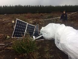 падение спутника на землю. обломки космического мусора. спутник упал на землю. загрязнение космоса. упавший спутник.