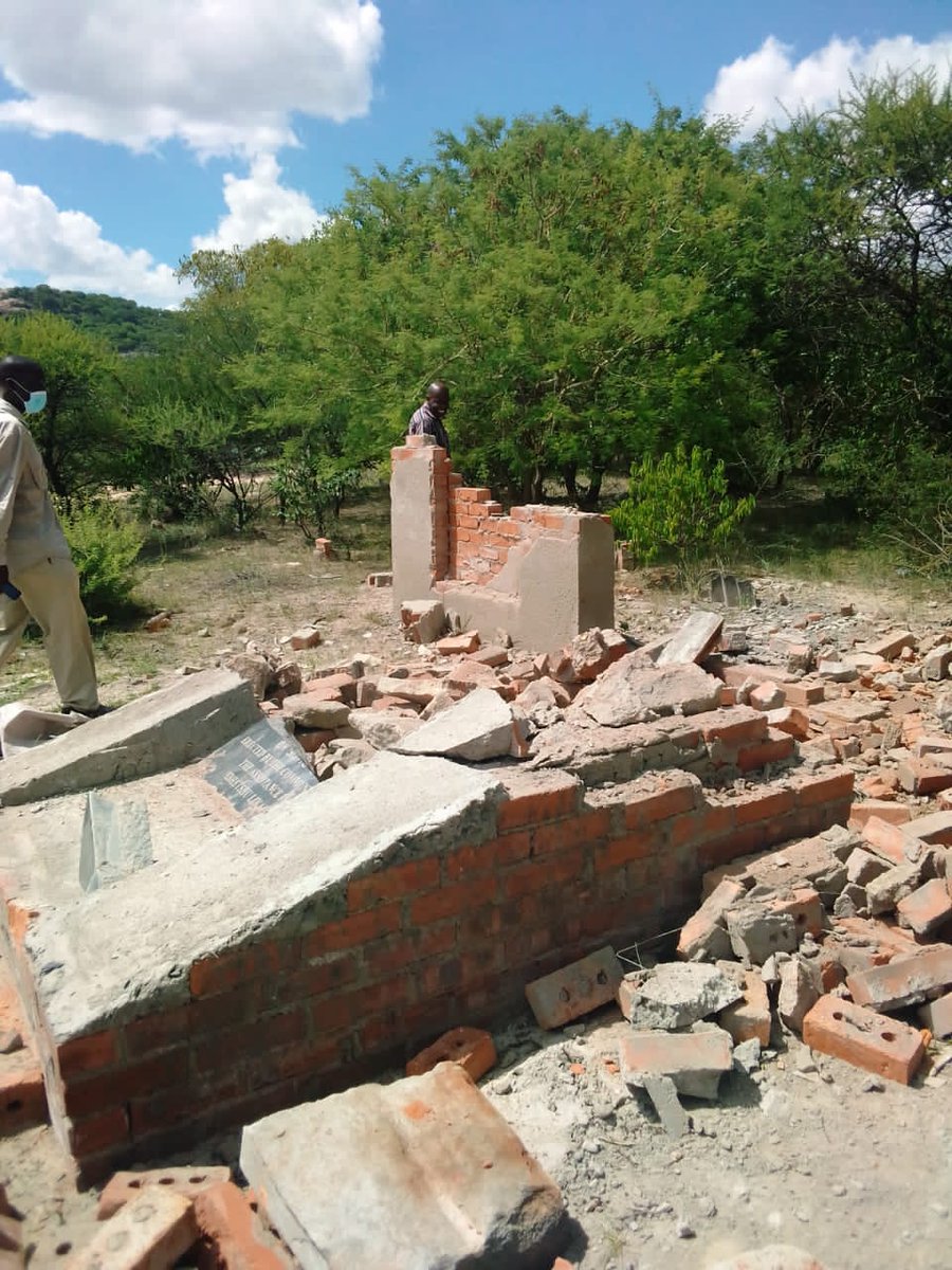 MatHumanRights's tweet photo. Another #Gukurahundi genocide memorial plaque destroyed again at Bhalagwe in Matobo district.
Gukurahundi justice pressure group Ibhetshu @likazulu has been mobilizing Matabeleland and Midlands communities to erect plaques at Gukurahundi mass grave sites.
#AdvancingRights https://t.co/ey9drPa4zb