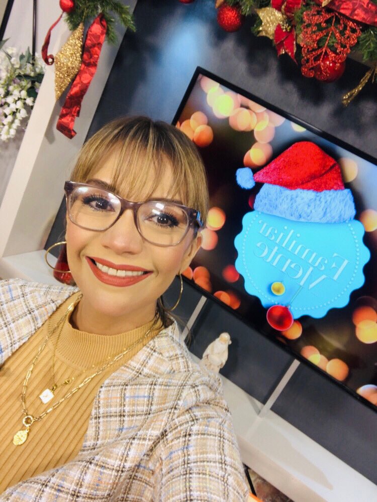 karlagamezavila's tweet photo. Viernecitooo y ya casi iniciamos #Familiarmente por el 12.1 de @TelevisaSON
No se lo pierda tenemos invitados con temas muy interesantes. ☺️✌🏽 https://t.co/ylODgkKVgL