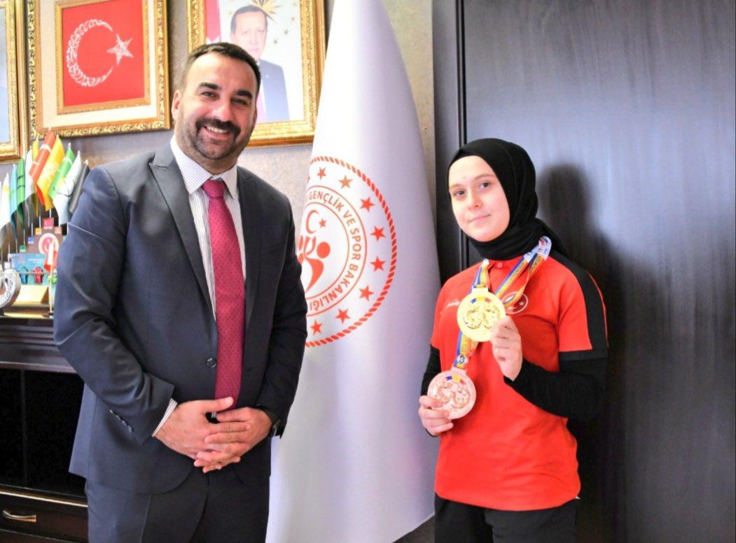 Mustafa_Celik57's tweet photo. 📍Romanya / Bükreş

🗒 24-30 Kasım 2021

🏆 Bilek Güreşi Dünya Şampiyonası

💪🏻 Sağ Kol Dünya 1.  🥇

💪🏻 Sol  Kol Dünya 3. 🥉

Feride Bekçioğlu Ortaokulu Gençlik ve Spor Kulübü Sporcu

🎗 Esra AKBAŞ 

evladımızı ve emek verenleri kutluyor, başarılarının devamını diliyorum. https://t.co/92Jur5HwGz