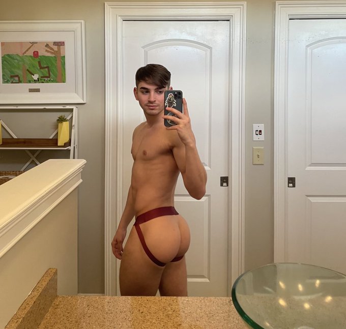 2 hours at the gym&hellip; imagine how this jock smells https://t.co/tDv7kmfME7