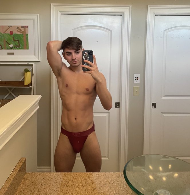 2 hours at the gym&hellip; imagine how this jock smells https://t.co/tDv7kmfME7