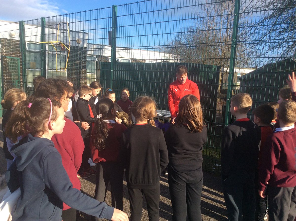 Basketball dribbling skills in pe with Mr Jacob’s.#MMpe <a href="/legacysportsou2/">@legacysportsouthkirklees</a>