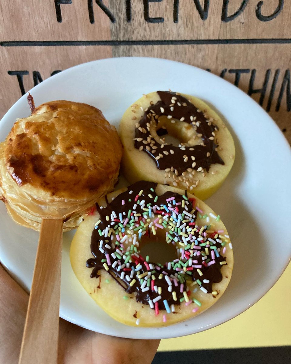 🧑🏻‍🍳Une suggestion de saison - création des jeunes en hôpital de jour pour un goûter sain et gourmand

🍎Une galette/sucette des rois à la compote

🍏Des tranches de pomme gourmande avec coulis de chocolat et graines de sésame ou vermicelles colorés 
#galettedesrois #ateliercuisine