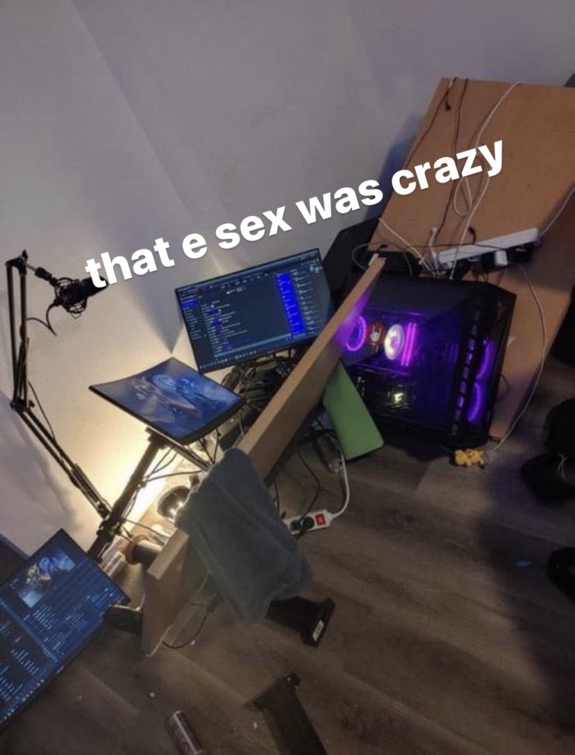 kira 👾 (@kirawontmiss) on Twitter photo 