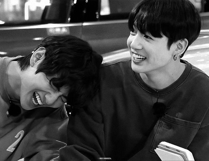 dasha_aga_da's tweet photo. #kookv au: 
–Малыш, что ты тут делаешь?
–Этот автомат не отдаёт мои орешки!!
–Дурашка, я куплю тебе таких миллионы килограмм, пойдём
–Но там дождь!
–А у меня зонтик https://t.co/Wo2D9ydPYk