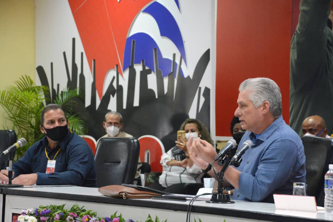 El primer secretario del Comité Central, <a href="/DiazCanelB/">Miguel Díaz-Canel Bermúdez</a>, destaca en reunión del <a href="/PartidoPCC/">Partido Comunista de Cuba</a> en el municipio Camagüey que el 2021 fue un año de muchos aprendizajes, porque aprendimos a controlar la pandemia y dimos un ejemplo ante el mundo de la fortaleza de la Revolución Cubana.