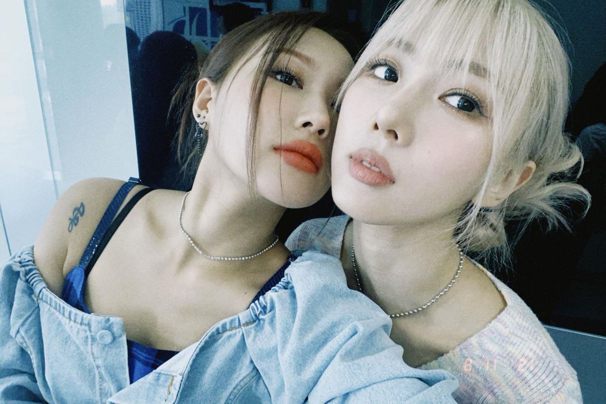 _dreamcatcherpy's tweet image. #Weverse 
🐺: Feliz cumpleaños, Pie-ya 💙
.
Siyeon saludando a Yoohyeon a través de Weverse