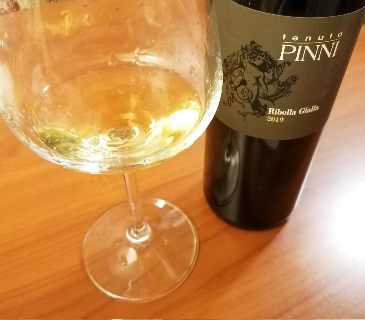 enoitaca's tweet image. Un po' mi ricorda i Riesling per la sua sfacciata mineralita', un po' per certi aspetti mi ricorda dei vini Alsaziani ma è una Ribolla Gialla della Venezia Giulia... Uno dei pochi vini che con "poco" stasera è riuscito ad emozionarmi!

#sommelier #degustazione #vino