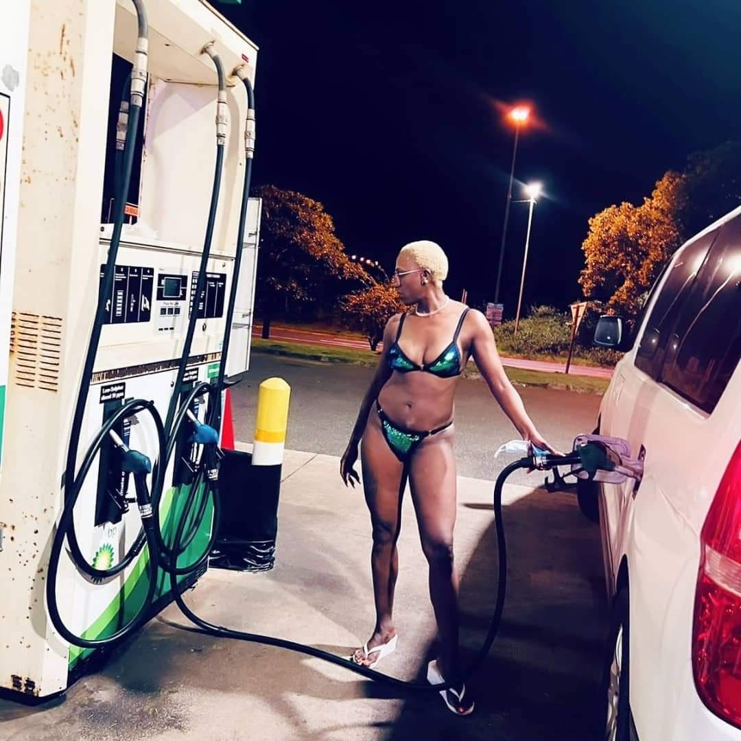 Mrskillmonger1's tweet photo. Mma Kunutu from Skeem Saam is on some summer vibe at a petrol station. 2022 is starting on a high note. 🙆‍♂️🙆‍♂️ https://t.co/5ydS5Xt015