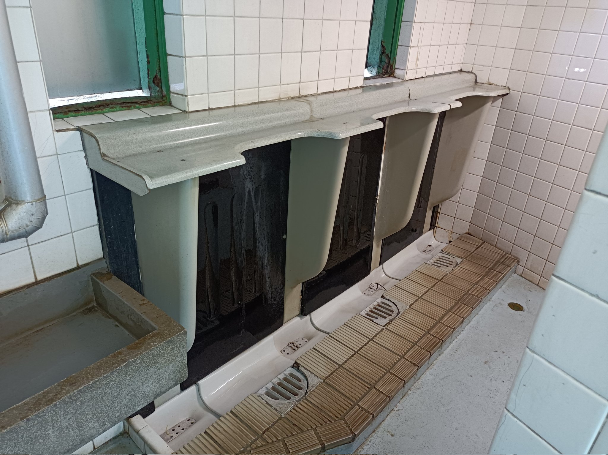 TOYO on X: 世田谷区の「代田公衆トイレ」です。大珍品となる、初期型のスターライト壁式 小便器は2022年1月現在も現存しています。3年前に訪れたときは、和式でしたが、今日訪れると洋式化されていました。 ※写真はスマホでの仮撮影です。  t.couQ07ffdVtq  X