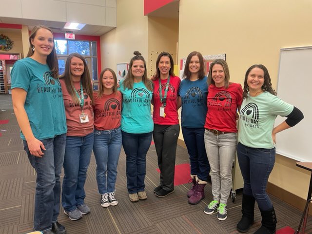 ShannanCoon's tweet photo. Our first grade team rocking our team shirts!!! @LanderSchools @Fremont1_GPeak @GannettPeak_1st https://t.co/AALj0659Nk