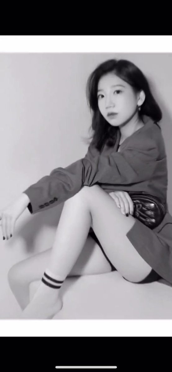 【宝藏女孩】穿蓝衣这个女孩，大家还记得吧，套路小兰这么久终于搞到了她的微信。才发现也是个宝藏女孩。她这几双穿白袜的照片。让人感到内心是个sao货。不知道她拍完，下体会不会湿🤔🤔她的原味有点重，已经上新 https://t.co/LXUovfXD70