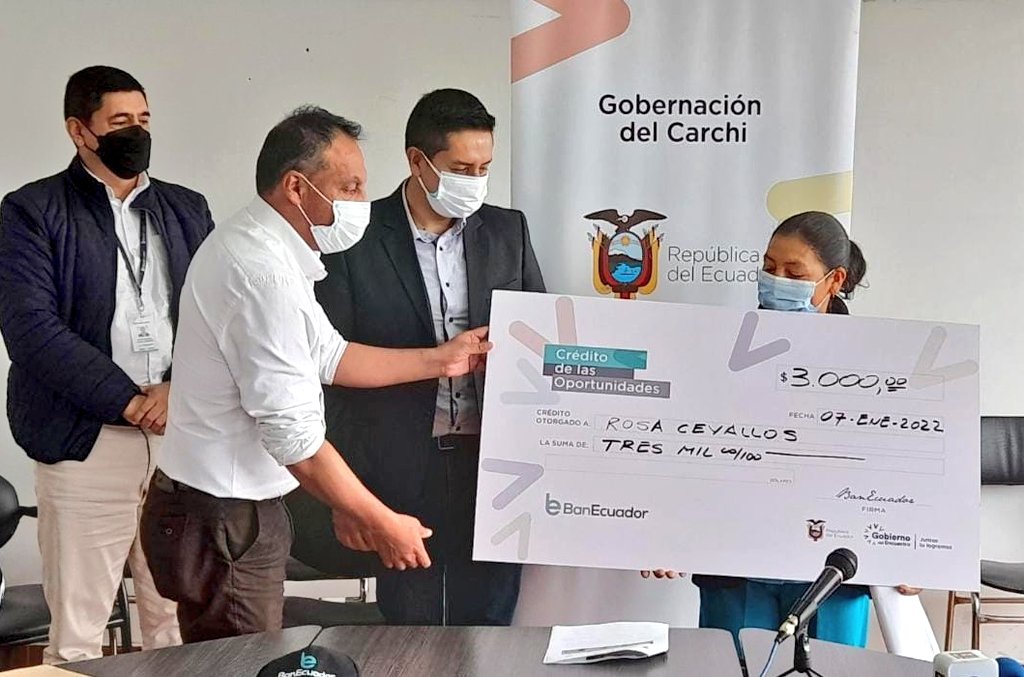 GoberCarchi's tweet photo. Rosa Cevallos recibió el cheque simbólico del primer #CréditoDeLasOportunidades de 3 mil dólares por parte del gobernador @yacomarlon Martínez y el gerente Zonal 1 de @BanEcuadorBP Carlos Terán, para alimento de ganado y siembra de papa. Crédito entregado en 48H00 https://t.co/ZggRRN4xTQ