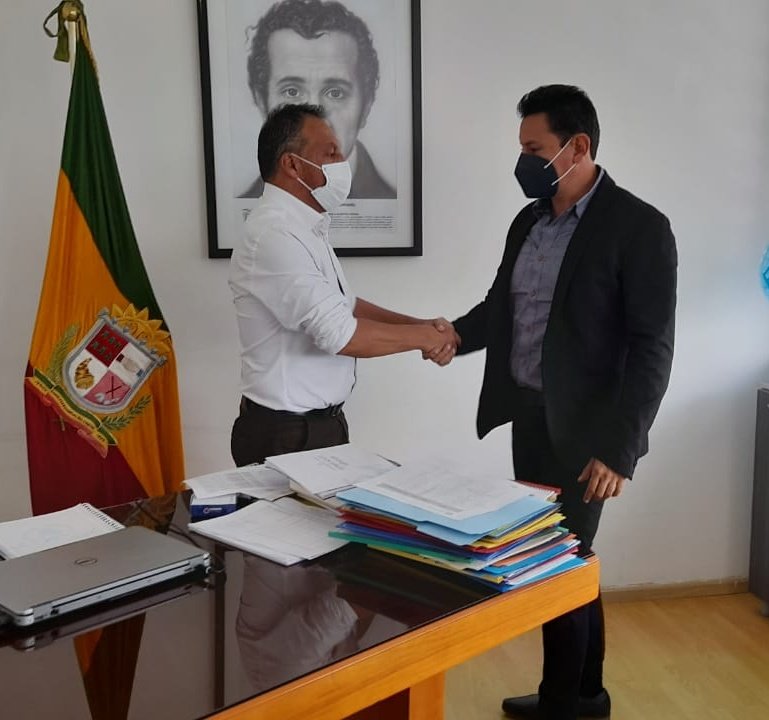 GoberCarchi's tweet photo. Con el director zonal del @IEPS_Ec, Jorge Díaz, el gobernador @yacomarlon Martínez, mantuvo reunión para coordinar capacitación a JyT Políticos, coordinar la presencia de un representante en Carchi y fortalecer compras públicas con el sector de la economía popular y solidaria. https://t.co/870xZTCEq9