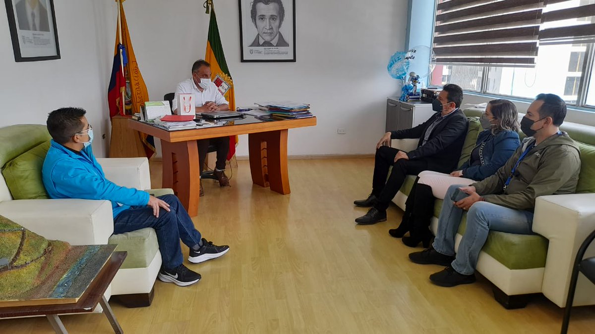GoberCarchi's tweet photo. Con el director zonal del @IEPS_Ec, Jorge Díaz, el gobernador @yacomarlon Martínez, mantuvo reunión para coordinar capacitación a JyT Políticos, coordinar la presencia de un representante en Carchi y fortalecer compras públicas con el sector de la economía popular y solidaria. https://t.co/870xZTCEq9