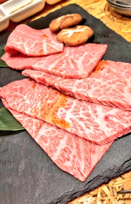 焼肉ホルモン まつとよ苑昨日オジャマした練馬の焼き肉屋さん大阪の超行列店からお肉を卸してるそうで、ほんと美味しかったです。芸能人さんの色紙に混じって、武村さんの壁に直サイン(こんなん怖くて描けねえ…!)。我々も色紙描かせてもらいました。メンツなあ笑 