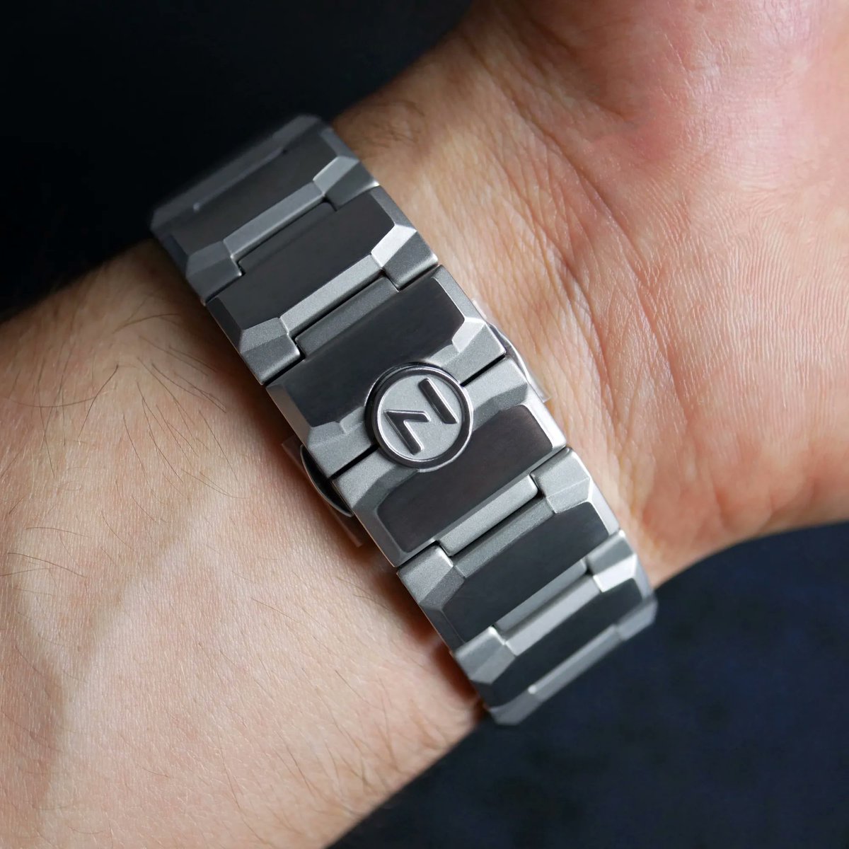 NoveWatch's tweet photo. Ingeniously designed and masterfully engineered to ensure comfort on your wrist and performance in the water. #novewatch #tridentautomatic
BUY NOW π https://t.co/sclNmOmWXN https://t.co/IXebuo4pq2