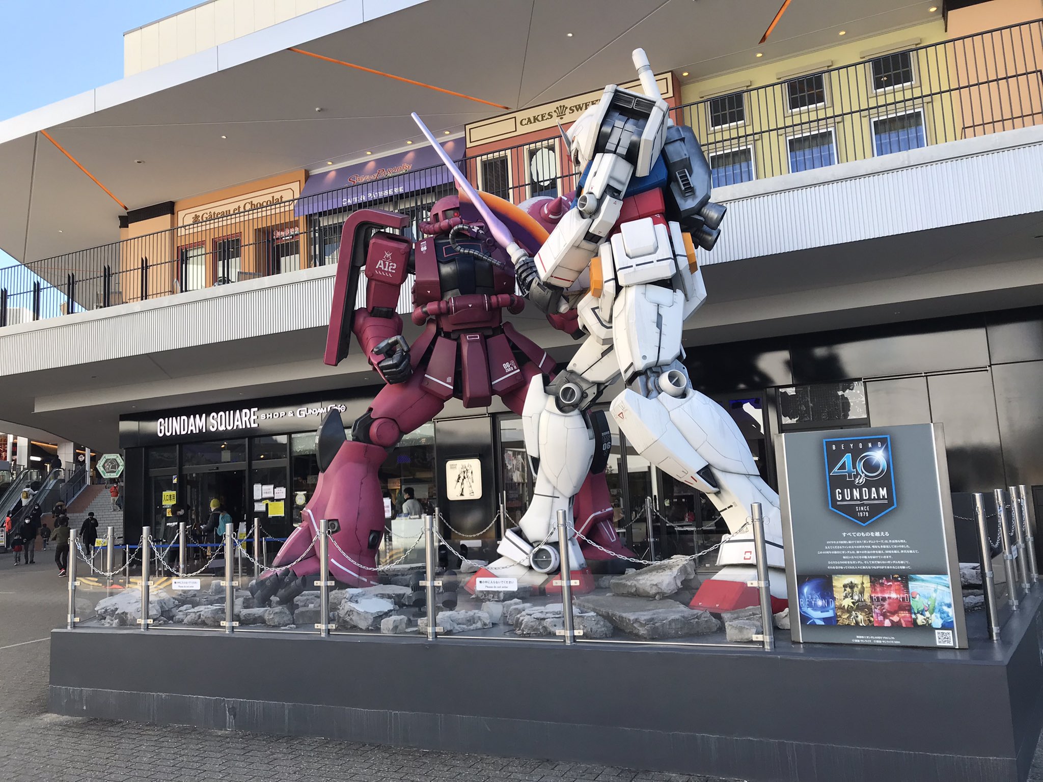 Vrydyclmbr 最後にガンダムスクエア Expocity行ってきた 中はプラモ もお土産も焼け野原でしたけどあんなに盛況なのは初めてでした ここでなくて良いのでガンダムベース付きで復活してほしいな ガンダムベース大阪はよ ガンダムカフェ T Co