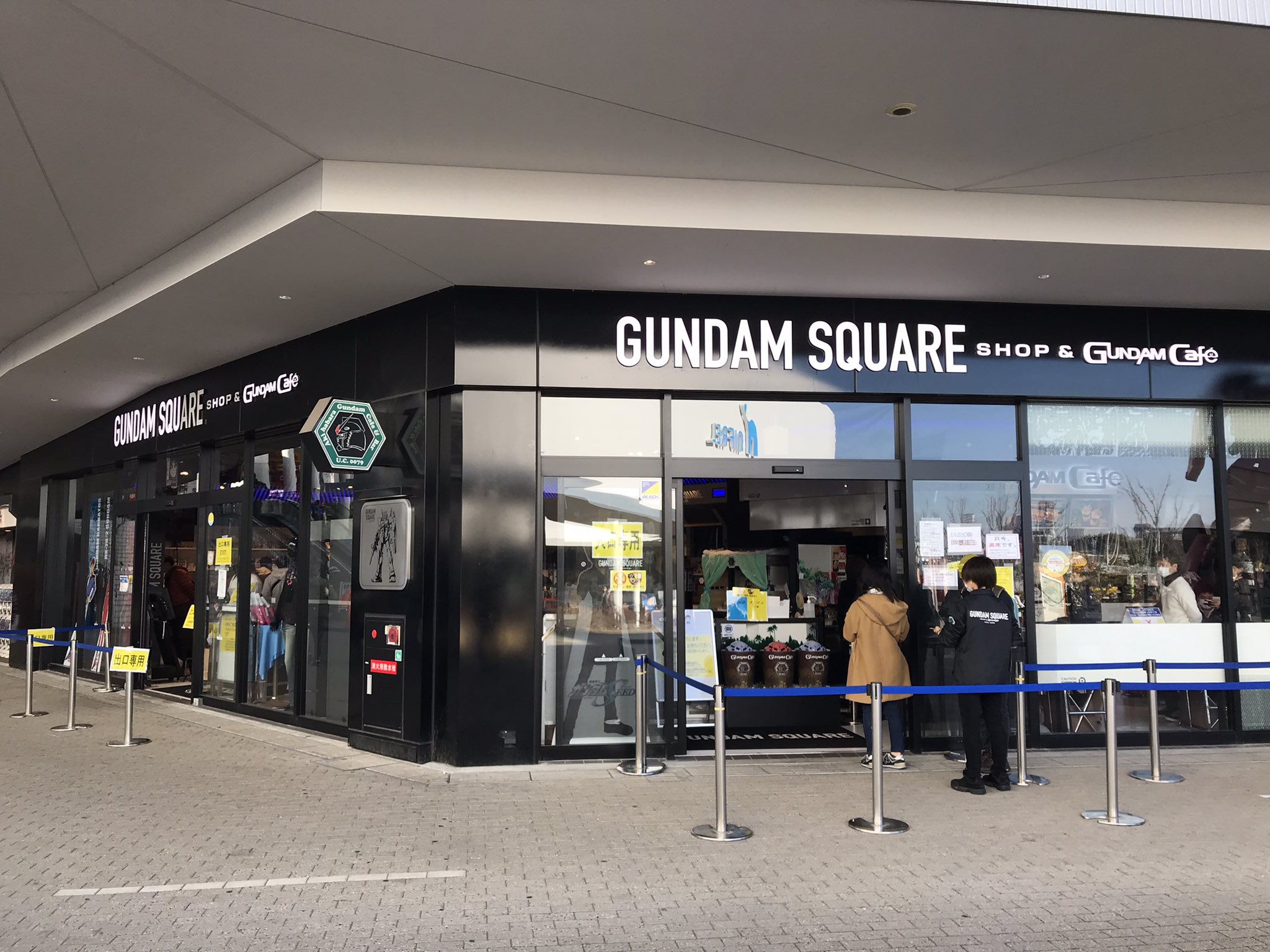 Vrydyclmbr 最後にガンダムスクエア Expocity行ってきた 中はプラモ もお土産も焼け野原でしたけどあんなに盛況なのは初めてでした ここでなくて良いのでガンダムベース付きで復活してほしいな ガンダムベース大阪はよ ガンダムカフェ T Co
