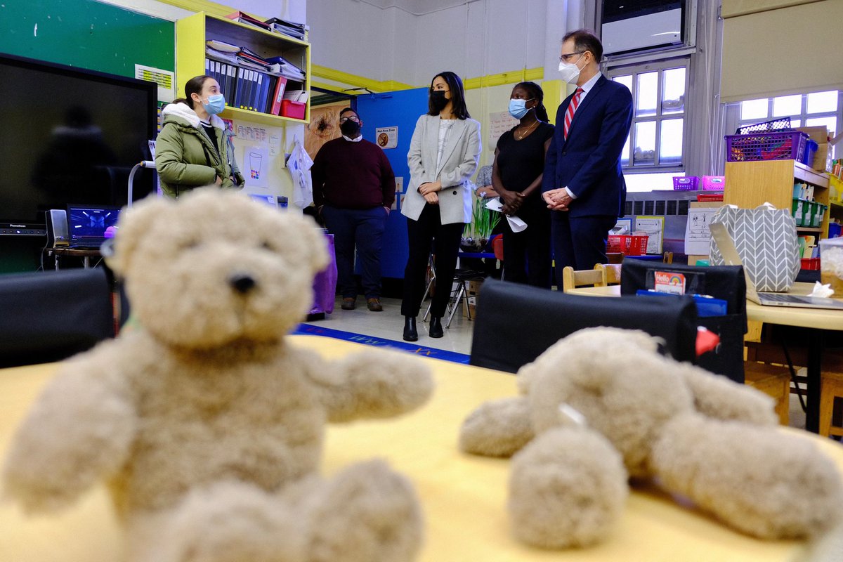 CarlinaRivera's tweet image. Today I walked EV school @STARAcademyPS63 with @MarkLevineNYC to talk directly to families. All students must have access to their education, and no staff should feel like they’re putting their own homes at risk to do their job. More resources + testing are urgent priorities.