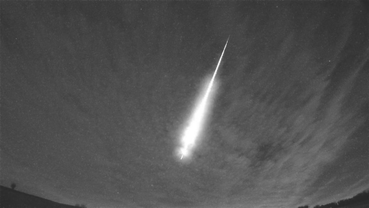 Spicey_Spiney's tweet photo. WOWZERS!!!!!!!! We were both outside playing with my new mount and we saw this incredible #fireball. It was picked up on our NW facing #RaspberryPi #MeteorCamera, station ID UK001L at 21:29:45 UT 7th January 2022 #meteor @UKMeteorNetwork https://t.co/m97DYfGBEj