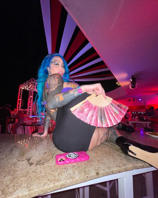 My 2022 NYE pix😆🥴 https://t.co/HOnB1UGYiT