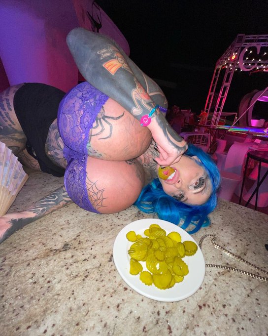 😆😆😆yes i love pickles lol https://t.co/zwNxP7dZ9Y