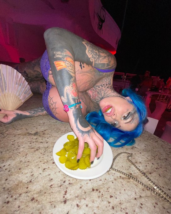 😆😆😆yes i love pickles lol https://t.co/zwNxP7dZ9Y