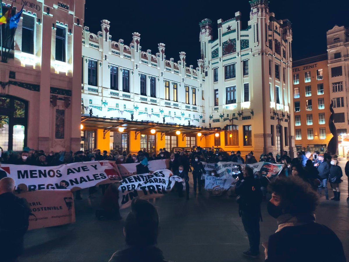 ManuSalutIV's tweet photo. 🔔Hui #7gener a l'Estació del Nord #Valèncis
🔊Concentració d'organitzacions i d’usuaris del🚂per a exigir:
👉reobertura de la línia convencional #Utiel_Cuenca
👉+servei de rodalies,+eficient i +personal
👉+inversions necessàries per a un #FerrocarrilPúblicDeQualitatEcoSocial🚆 https://t.co/P5x0skUTA3