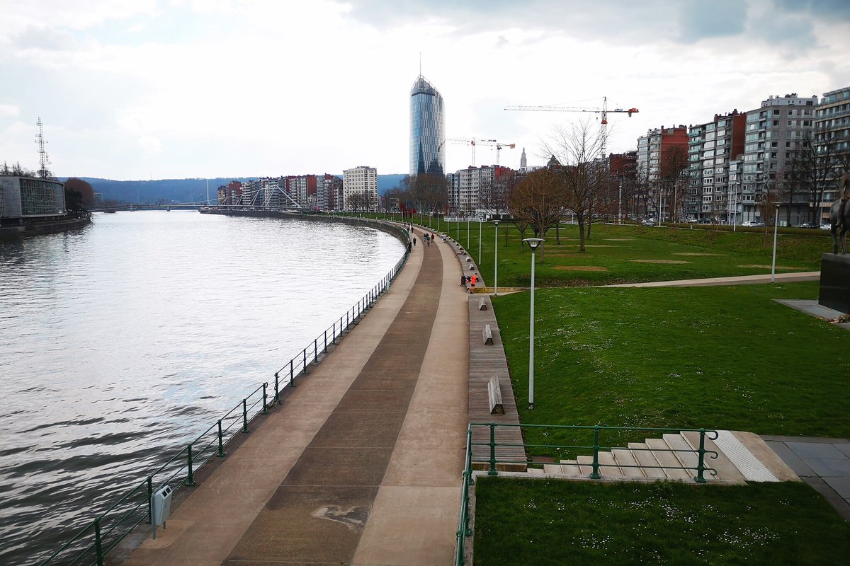 LiveFromLiege's tweet photo. Ça va faire 2 ans mine de rien... Et ces images de #Liège déserte pendant le #confinement me donnent littéralement le vertige 😳 #covid19
▶��Album: https://t.co/iwZUpJp1Zj https://t.co/hsh4uclZV1