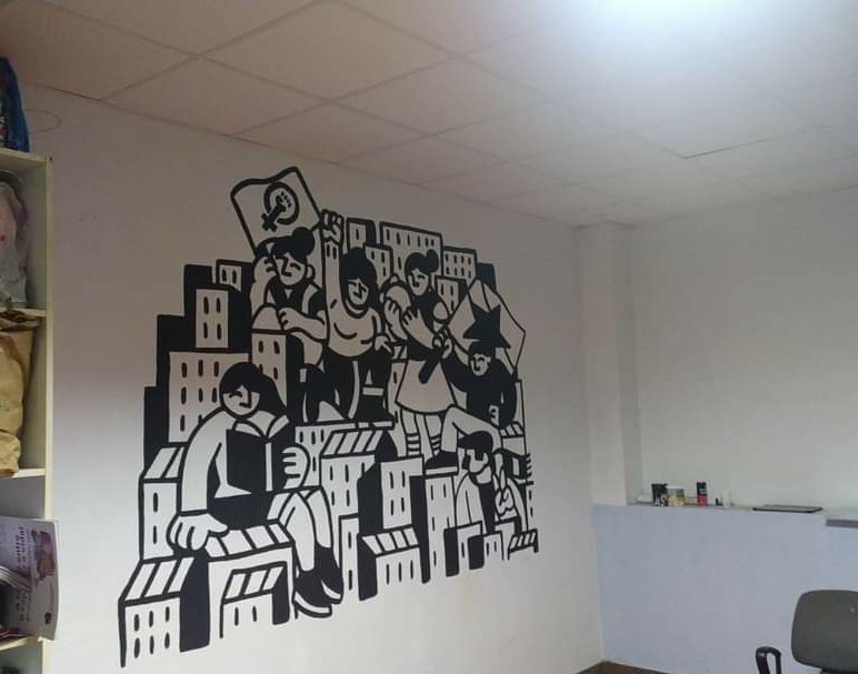 Hoxe fixéronnos un presente marabilloso en forma de mural. Un mural que fala de nós, do noso espazo e das nosas loitas. Obrigadas a <a href="/pruden_tt/">PRUDEN TATTOO</a> polo deseño, polo tempo e por construír con infinita xenerosidade este recuncho de arte para a comunidade da Galleira. Tedes vir velo!