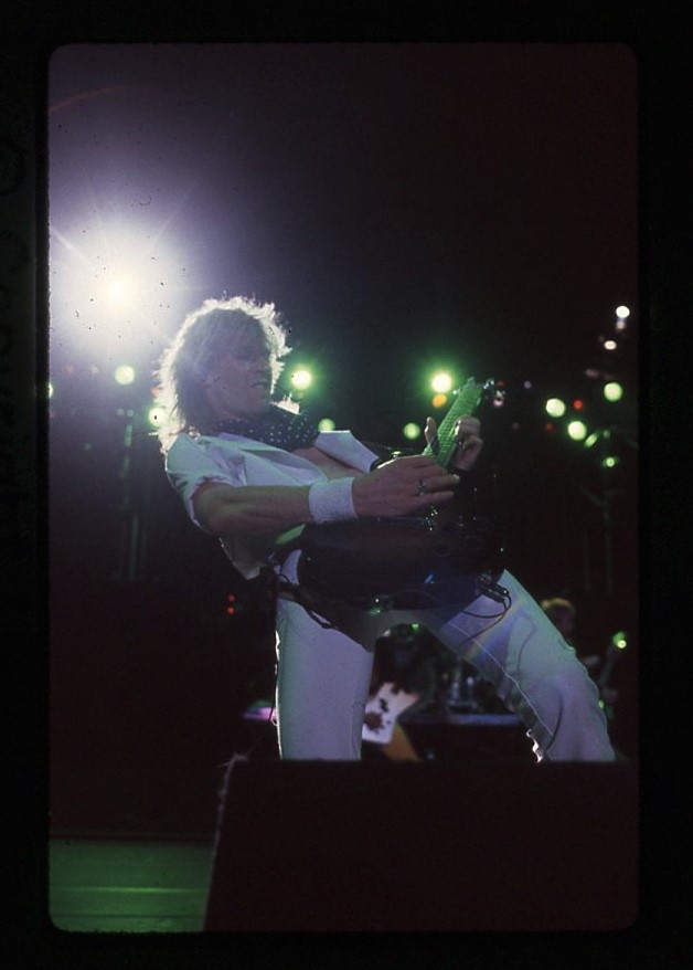 Remembering Steve Clark 🙏 Today marks 31 years since Steve's passing on January 8, 1991. Gone but not forgotten 🎸

📸: <a href="/RossHalfin/">Ross Halfin</a>, Mark R. Swindler