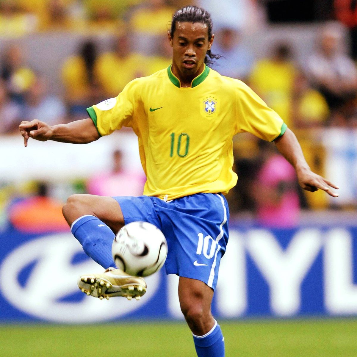 El único futbolista en TODA la historia del juego que ha sido capaz de ganar la Copa del Mundo, la Copa América, la Copa Confederaciones, la Champions, la Copa Libertadores y el Balón de Oro. Y no solo fue todo lo que conquistó, sino cómo lo hizo. Triunfar disfrutando. MAGO R10.