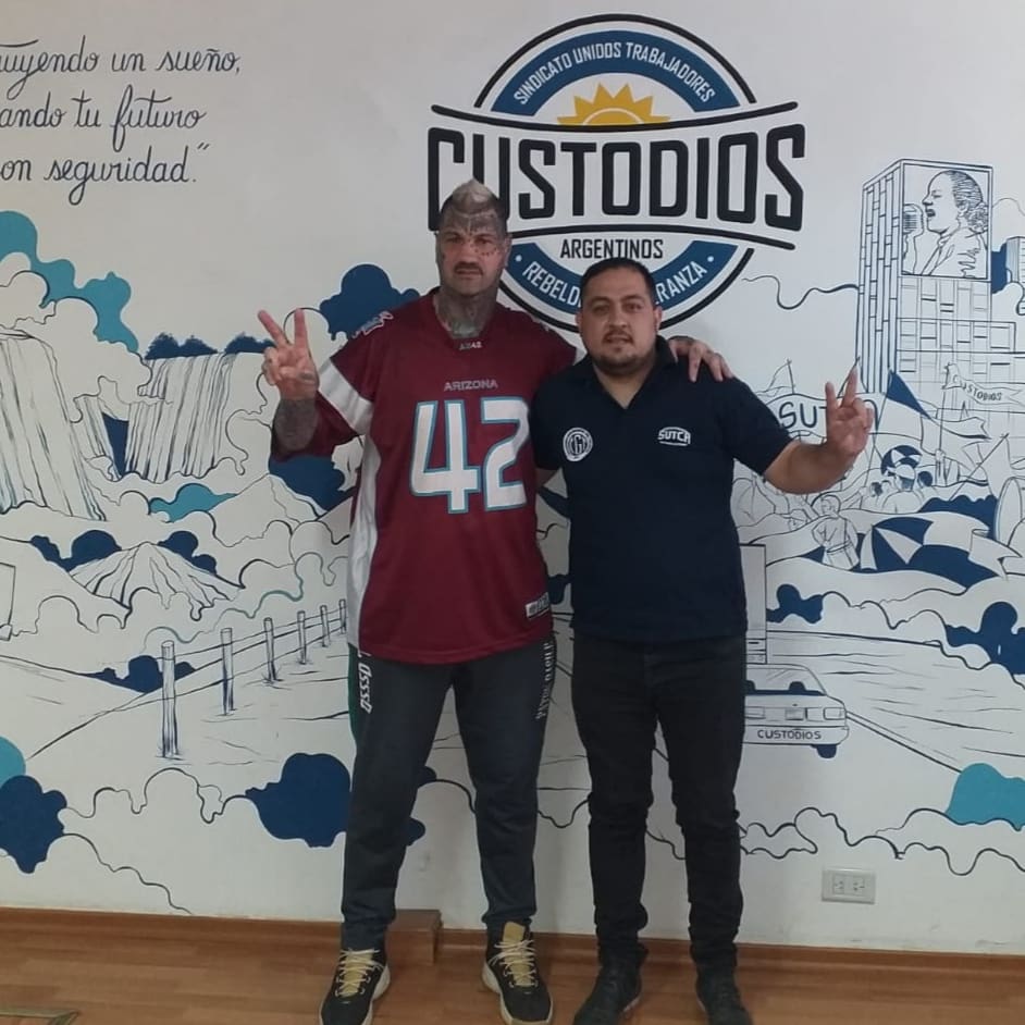Chris_Lopez_Ok's tweet photo. Hoy recibi en la oficina central a #PatonBasile un compañero d lucha y militancia q 100pre está en la misma vereda la defensa d los trabajadores y sus derechos apoyamos la lucha q están dando en su gremio cuentan con todo nuestro apoyo gracias x la visita y la charla compañero https://t.co/rXLLfWZR8p