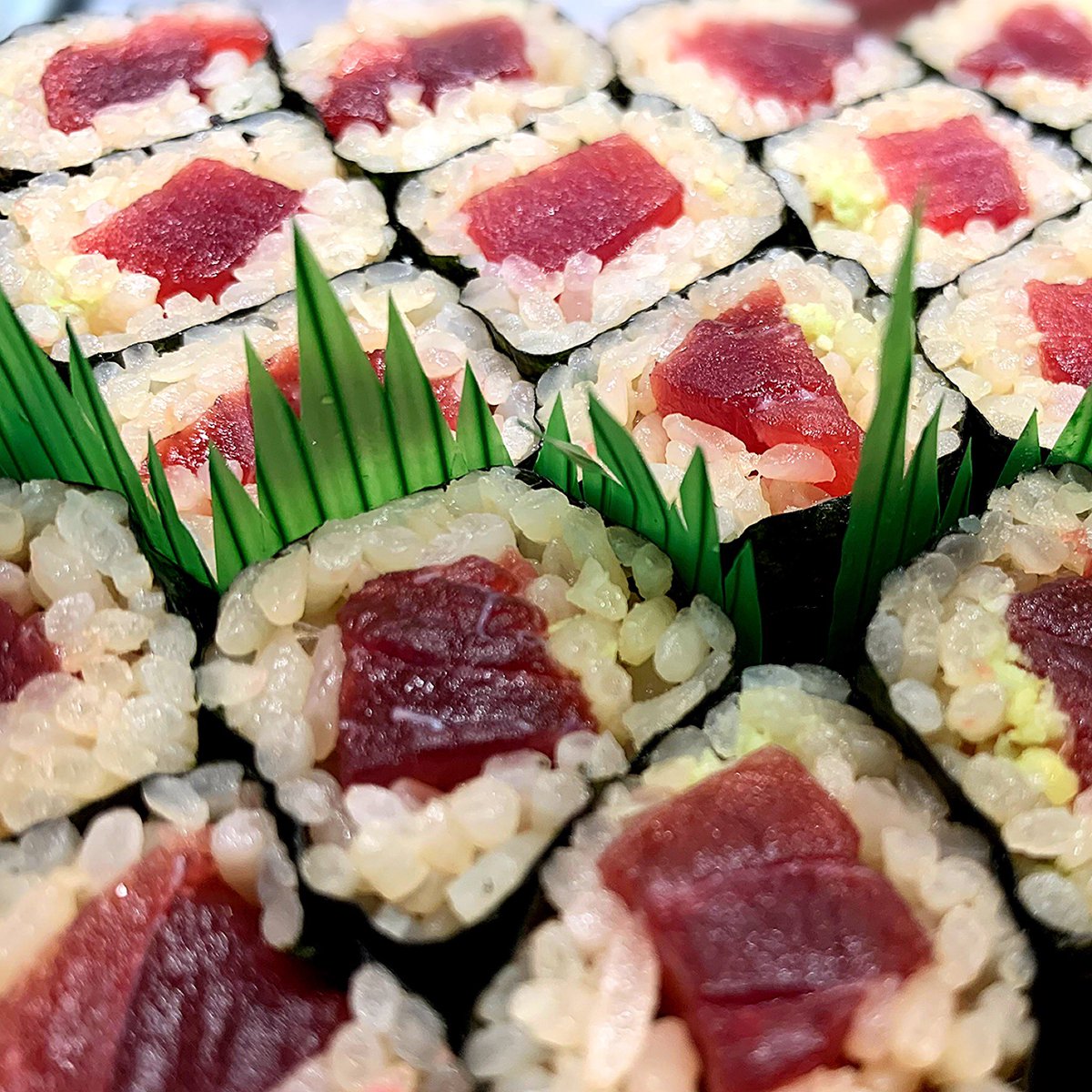 ３連休は雲一つない青空でスタートです☀️お土産に人気の鉄火巻き🍣赤酢の旨味と海苔が香ります💕