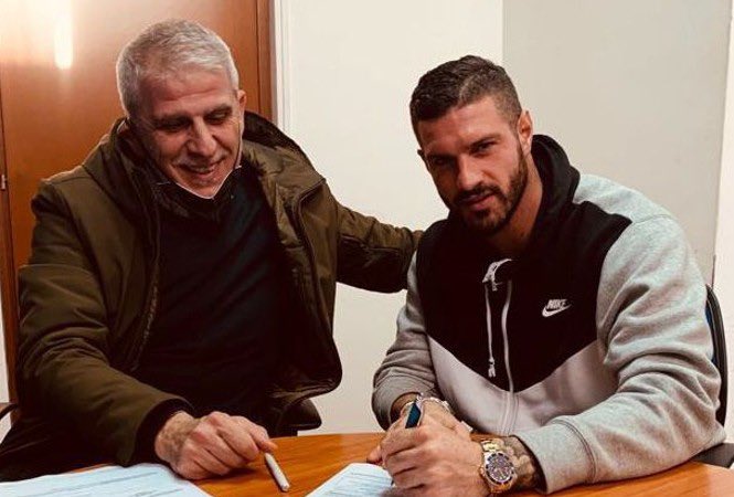 MP_FootballSc's tweet photo. ✍🏻 Alessandro Tonti è un nuovo giocatore del Latina Calcio. Il portiere, ex Ravenna, Como e Avellino, classe 1992, ha firmato fino al 30 giugno 2022. In bocca al lupo, Ale! 💪🏻🍀🧤 #calciomercato #SerieC #transfers @MatteoPedrosi @MP_FootballSc https://t.co/WzWNmbr2Hi