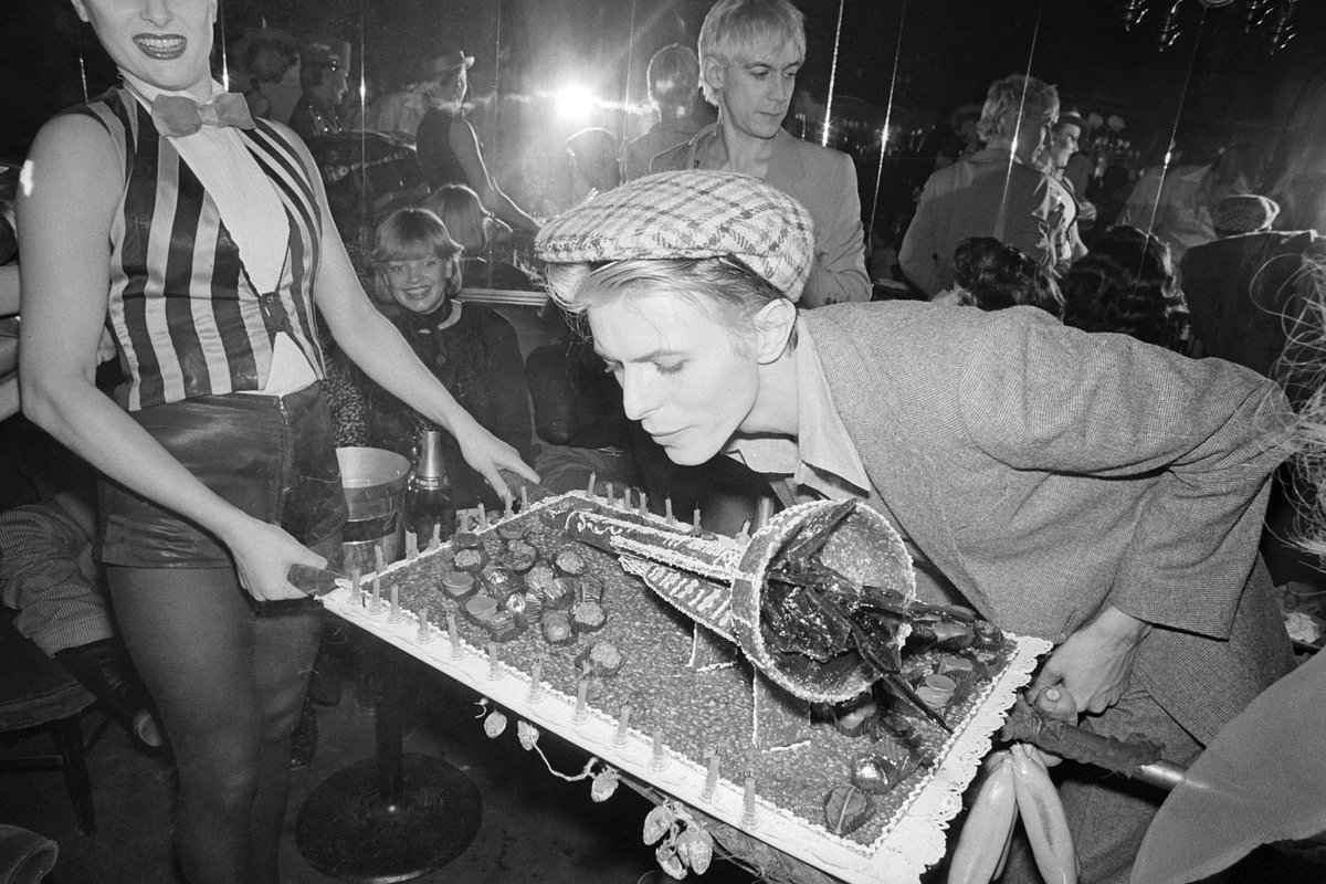 bowiesource's tweet photo. david bowie celebrating his birthday with friends in 1976 https://t.co/cLDW8KE62f