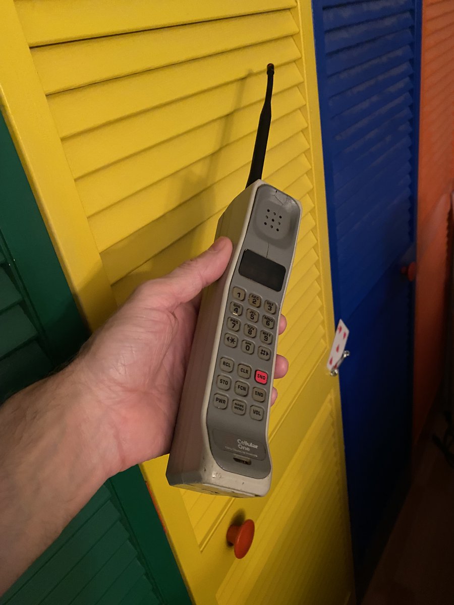 cheesymagic's tweet photo. New phone, who dis? #chadlongmagic #newphone #iputaplayingcardinthepictokeepitmagicrelated #pocketlint #blessed https://t.co/yYbicgasmj
