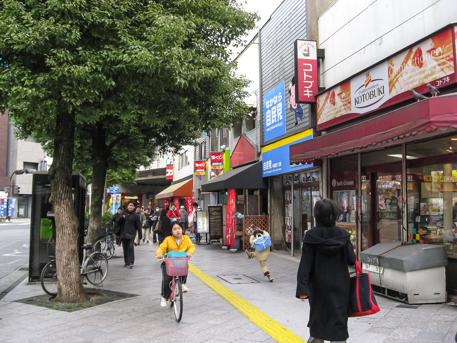 三日画師 川崎市中原区小杉町武蔵小杉 駅北口の商店街 建築中の高層マンションと東急東横線の電車 北口のバスのりばから田園都市線鷺沼駅行きのバスに乗る 東急バス鷺02系統かな バスの車内から 武蔵小杉タワープレイスを見る 当時はまだ小杉で一番高い