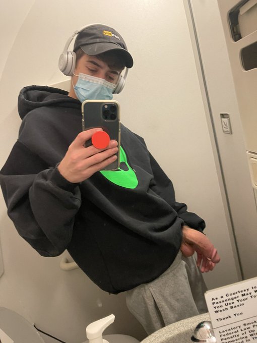 The hoodies not the only thing too big for my body. https://t.co/uqQog1N3Jl https://t.co/0Xg3v7ASDT