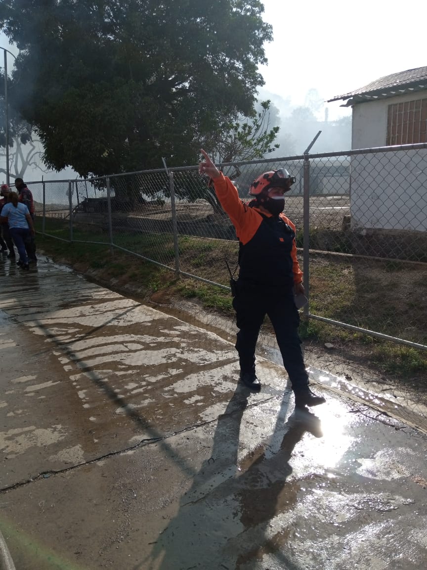 PCCAPITAL's tweet photo. #PcCapital antendio oportunamente emergencia conjuntamente con Bomberos del Del Distrito Capital y Personal Voluntario, Incendio Forestal generado en las instalaciones del Polígono de Tiro de Fuerte Tiuna. el mismo impacto en ciertos vehículos de combustión y su alrededores. https://t.co/liuJtRTbMa