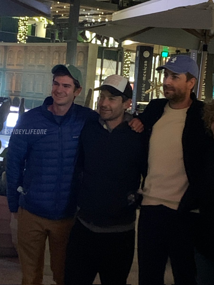Ladies and gentlemen! Here is the pic of Tobey and Andrew the night they snuck in to watch the reactions!

Originally they had just stayed to see the reactions to their entrance, but ended up staying for the whole film lmao. #SpiderManNoWayHome